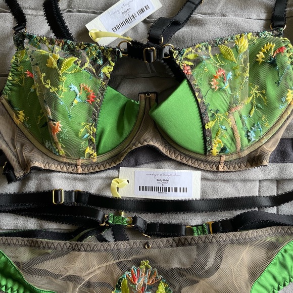 SOLD! Edge Oβ Beyond Sally set - Picture 3 of 5